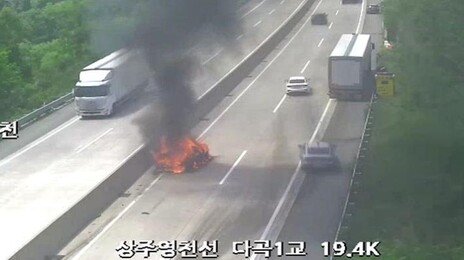 25t 화물차 덮쳐, 산소 다녀오던 일가족 4명 참변