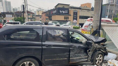 인천서 차량 2대 들이받고 전봇대 쾅, 60대 운전자 사망