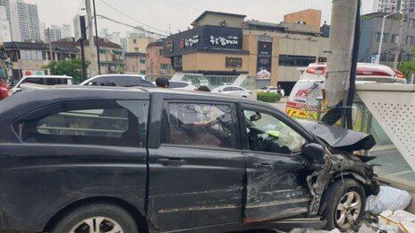 2차례 접촉사고 내고 전봇대로 돌진…60대 운전자 사망