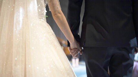 혼인 증가 속 결혼 게시글 ‘부정감정’ 절반 넘어…직장인들 “관계·경제 모두 부담”