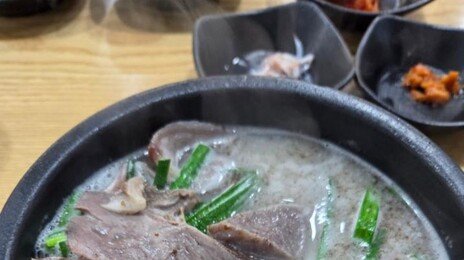 세련된 외관, 표준화된 맛 대신 누구나 입맛 따라 뜨는 순댓국