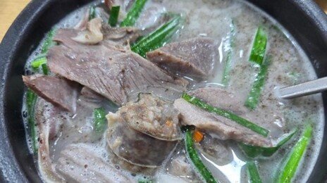 세련된 외관, 표준화된 맛 대신 누구나 입맛 따라 뜨는 순댓국