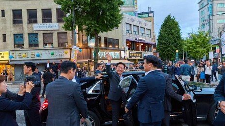 익선동 카페 찾은 李 “거기 커피는 아니죠?”