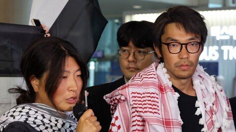 이스라엘군에 나포 한국인 2명 귀국… “얼굴 구타당해”
