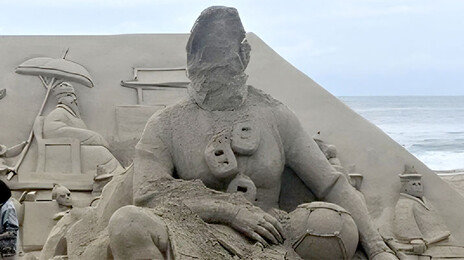 ‘작품’인 줄 몰랐나…해운대 모래상 뭉개버린 70대