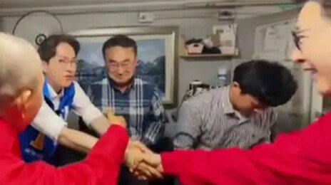 친한계 “신동욱, 하정우 손잡고 화이팅? 해당 행위” vs 申 “‘우정식당’ 화이팅”