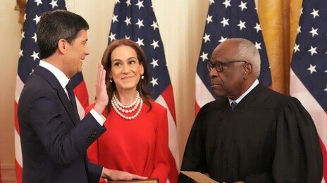 워시 연준 의장, 공식 취임…트럼프 “진심으로 독립적이길”