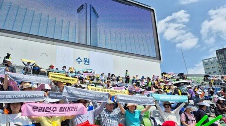 “오 필승 내고향”…공동 응원단 환호성 속 우승 차지한 北 여자축구팀