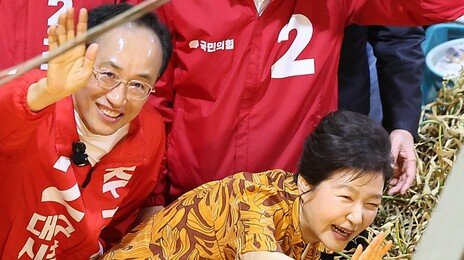 선거판 돌아온 박근혜…대구 상인들 “사랑합니다” 손하트