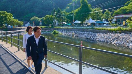 백운계곡 찾은 李대통령 부부 만난 시민 “자리세 없어 편해”