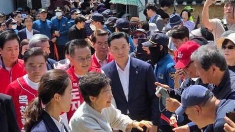 박근혜, 옥천 육영수 생가 방문…지선 앞 보수층 결집 행보