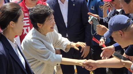 충북 방문 박근혜 “국힘 후보 도와주세요”