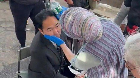 앤디 김 美상원의원, 시위 현장서 ICE가 쏜 최루가스 맞아