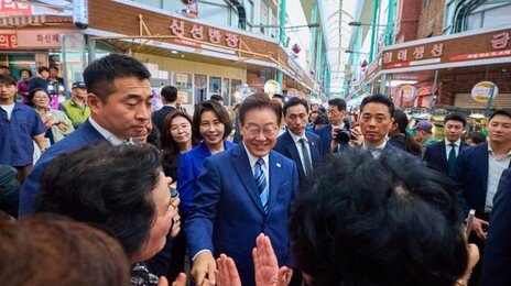 李, 연이틀 부산 재래시장 방문­…국힘 “노골적 관권선거”
