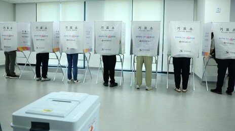 “재입장 막아 짜증” 투표용지 찢은 60대…선거운동원 폭행도