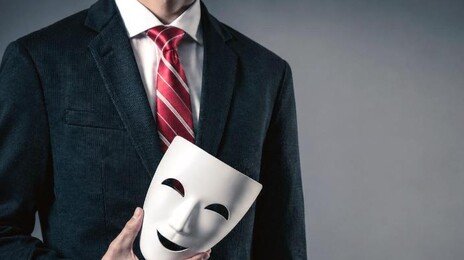 힙한 유머 뒤엔 증오의 비수가…