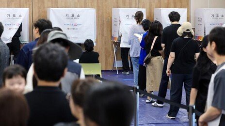 지선 최고 사전투표율에, 與 “내란심판 의지” 野 “정권심판 경고”