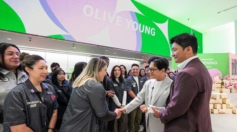美 올리브영 1호점 찾은 이재현 “전 세계 K라이프스타일 확산의 시작”