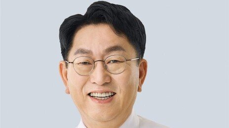 與양천구청장 후보, 아기에 “뽀뽀 한번”…‘오빠’ 이어 ‘뽀뽀’ 논란
