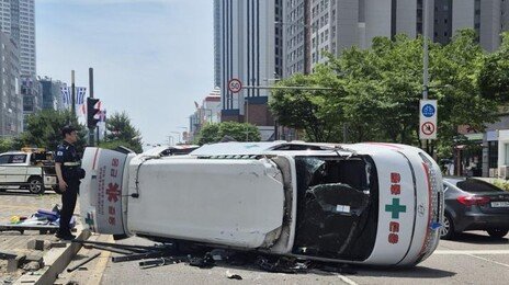 신호 어기고 달리던 사설구급차, SUV가 ‘쾅’…90대 환자 숨져