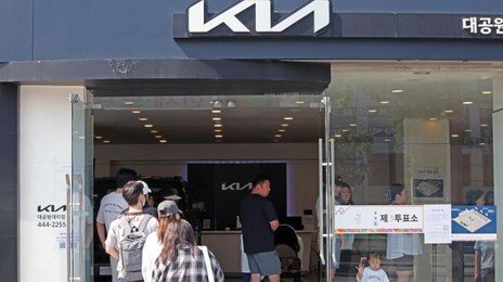 “여기서 투표?”…빵집·웨딩홀·자동차 전시장 ‘이색 투표소’ 눈길