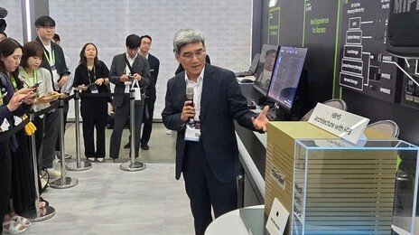 삼성전자, 8세대 HBM5 실물 모형 첫 공개…차세대 시장 선점 선언
