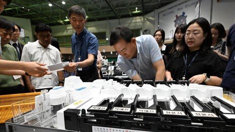 투표용지 두차례 나눠받아… 인증샷은 투표장 밖에서만 가능