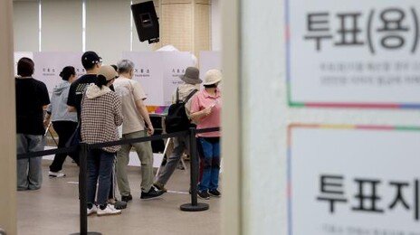 “대통령도 보여줬는데 난 왜 안 돼” 투표용지 들고 항의한 40대