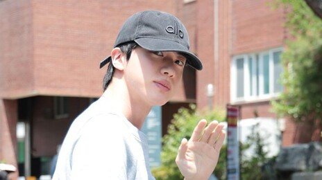 BTS 진, ‘올 그레이’ 투표룩 눈길…소중한 한표 행사