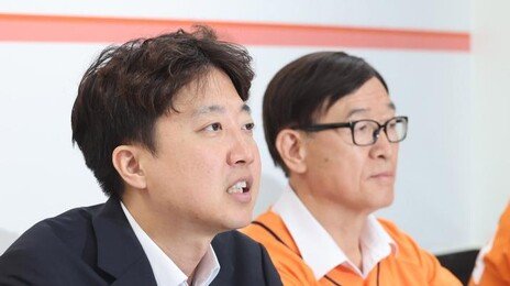 이준석 “출구조사 보도뒤 투표, 왜곡 소지…개표 중지해야”