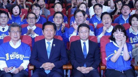 ‘李정부 1년’ 정권안정론 힘실어줘… 당정, 개혁 드라이브 탄력