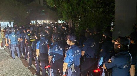 ‘투표함 반출 대치’ 잠실7동 투표소에 경찰 수십명 투입