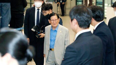 신천지 이만희, 검경 합수본 첫 출석…국힘 집단가입 의혹 ‘묵묵부답’