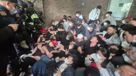 경찰, 잠실7동 투표소 시위대 뚫고 투표함 확보…개표 진행