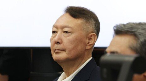 尹, 2차 특검 출범 101일만 첫 출석…‘계엄 정당화 메시지 지시’ 조사