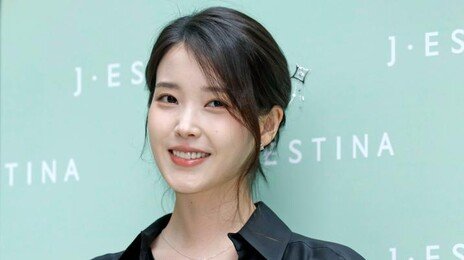 “우리도 스벅 선결제 해줘” 잠실 시위대, 아이유 SNS 몰려가 요구