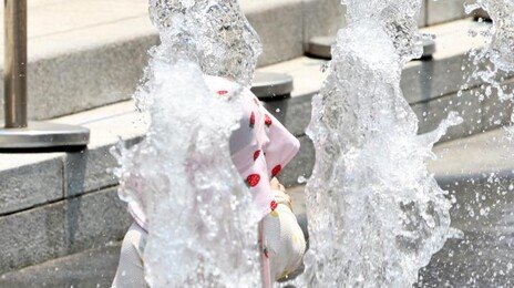 “자외선차단제, 외출 15분전 충분히 바르고 수시로 덧발라야”
