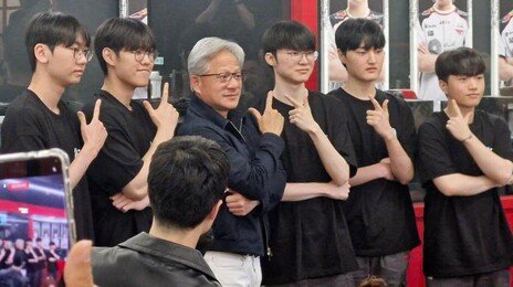 젠슨 황의 유별난 PC방 사랑…장병규·김택진 ‘게임 회동’도 PC방