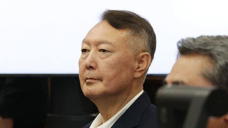 종합특검, 尹 첫 조사… 경찰 신문에는 진술 거부