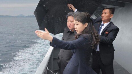 주애가 김정은보다 앞서고 손으로 가리켜…北 후계 서사 강화?