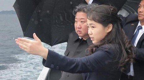 주애가 김정은보다 앞서고 손으로 가리켜…北 후계 서사 강화?