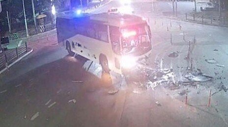 음주 단속 불응하고 도주하던 SUV 버스와 충돌 20대 남녀 사망