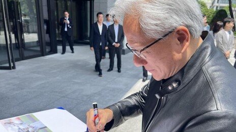 젠슨 황, 현대 사옥 방문에 직원들 환호…‘깐부’ 정의선 직접 맞이