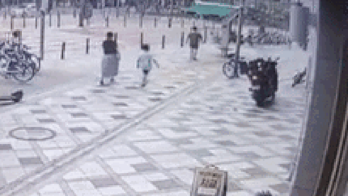 아이 향해 돌진한 세종시 버스…엄마가 끌어당겨 살았다