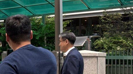 ‘통일교 수사 무마 의혹’ 前강원경찰청장 특검 출석…비밀누설 혐의