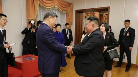 시진핑 ‘6·25 참전 상징’ 조중우의탑 참배…‘반미 연대’ 부각
