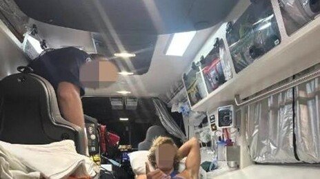 “상어가 발 물고 물속으로 끌고 갔다”…20세 서퍼 살린 ‘2초 판단’