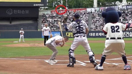 두산 회장 머리 위로 빠진 공…젠슨 황이 직접 밝힌 이유