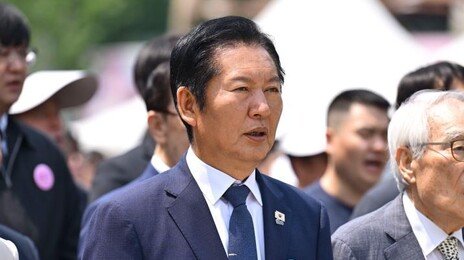 鄭 “국민은 영원, 정권은 짧다” 대표 연임 도전 시사…친명 “백의종군해야”