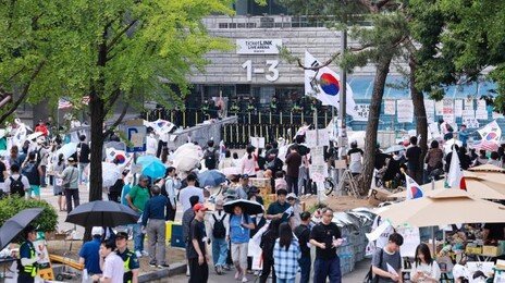 잠실 시위에 사무실 봉쇄된 대한체육회 “물품이라도 내보내달라”